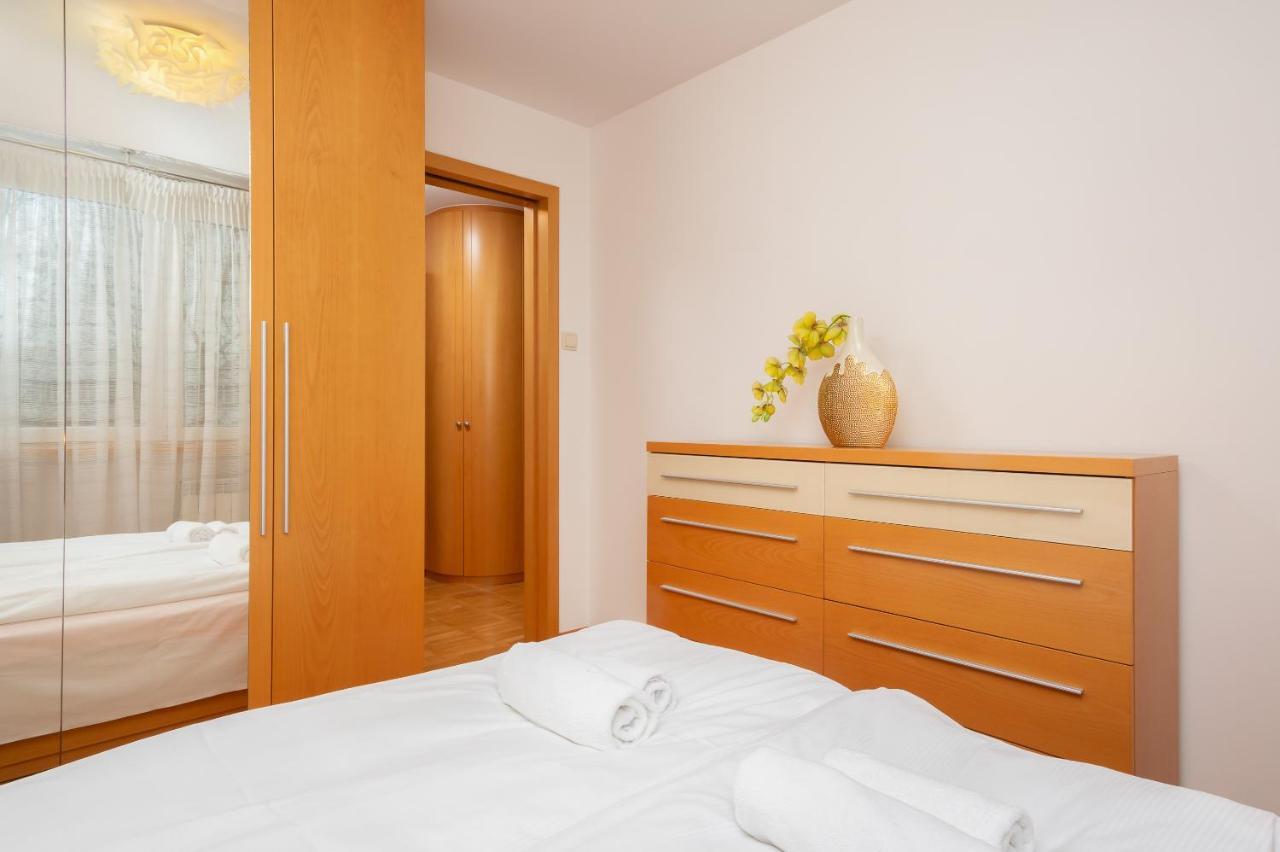 Two-Bedroom Family Apartment Esperanto Next To Klif By Noclegi Renters Varşova Dış mekan fotoğraf